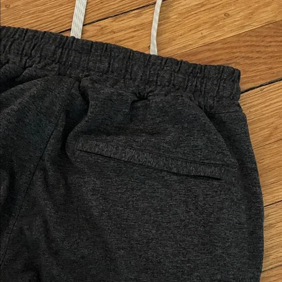 Vuori Men’s Small Charcoal Jogger Pants - Picture 5 of 6